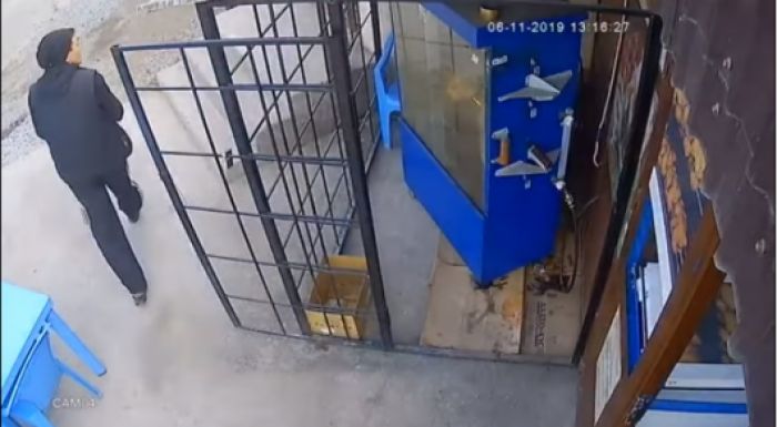 ​Шымкентте ұры 13 секундта ақша мен алтын салынған сөмкені қолды қылған