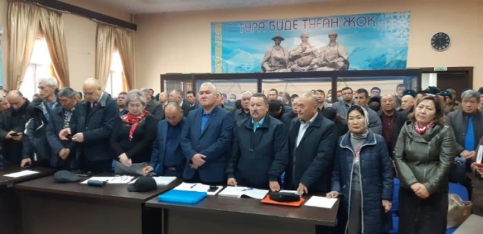 Шымкентте жүргізуші куәлігін саудаға салған 30 полицейге үкім оқылып жатыр 