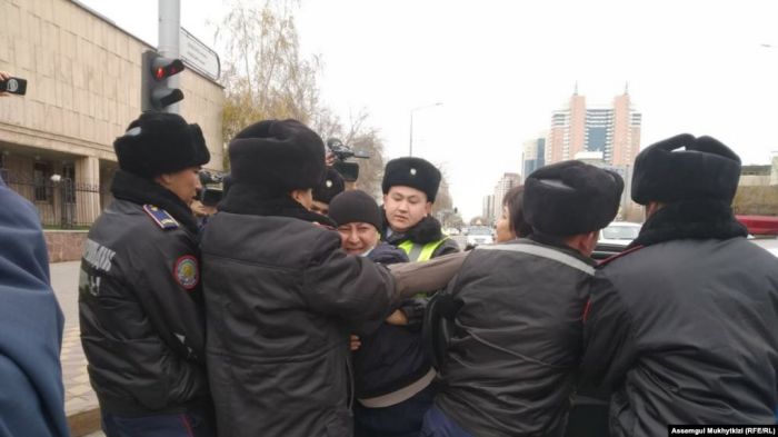 "Изолятордан қашқан" Дулат Ағаділді полиция қамау орнына алып кетті