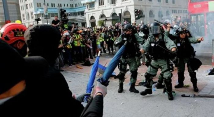 ​Гонконг полициясы ереуілшілерге оқ атуы мүмкін екенін ескертті 