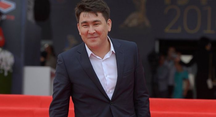 Азамат Мұсағалиев қазақша ән айтып, желі қолданушыларын таңғалдырды