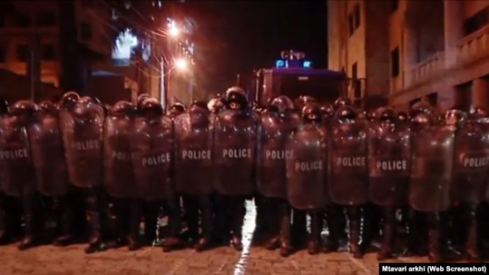 Тбилисиде полиция наразыларды тарату үшін су шашты