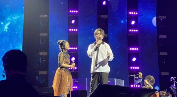 ​Димаш Санкт-Петербуркте өткен концертте индонезиялық фанатымен бірге ән салды 