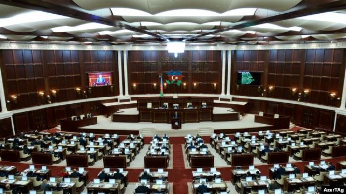 Әзербайжан парламенті өзін-өзі таратты. Елде кезектен тыс сайлау өтеді