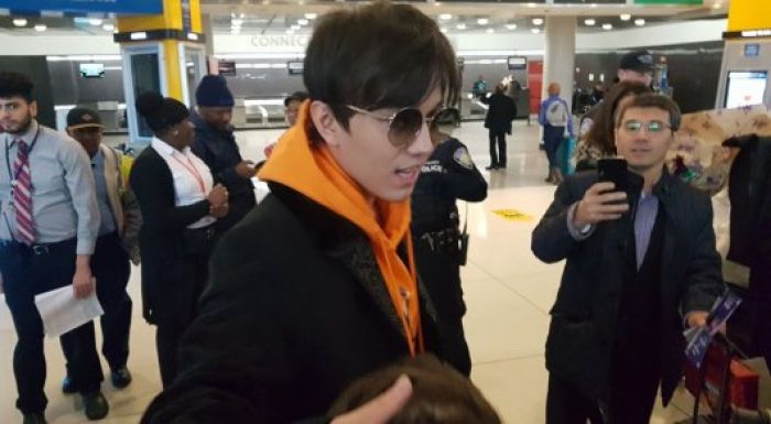 Димаш Құдайбергеннің фанаттары Нью-Йорк әуежайын "басып алды" 