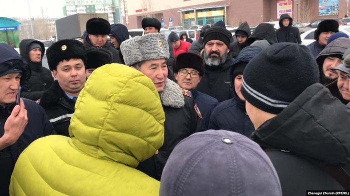 Ақтөбеде жүргізушілер шетелдік нөмірі бар көліктерді тіркеу процесін жеңілдетуді талап етті