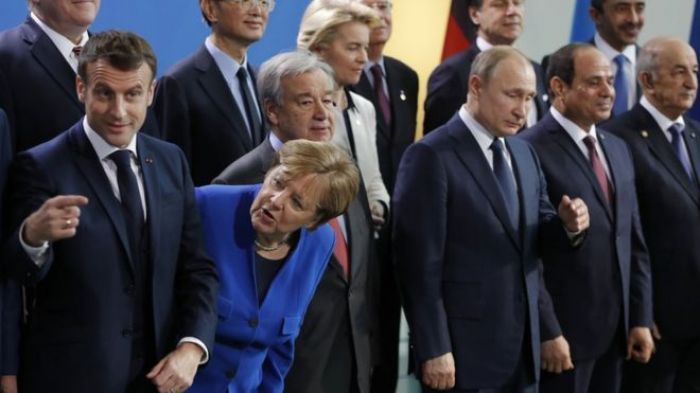 Жиын кезінде Макрон мен Меркель Путинді "жоғалтып" алды