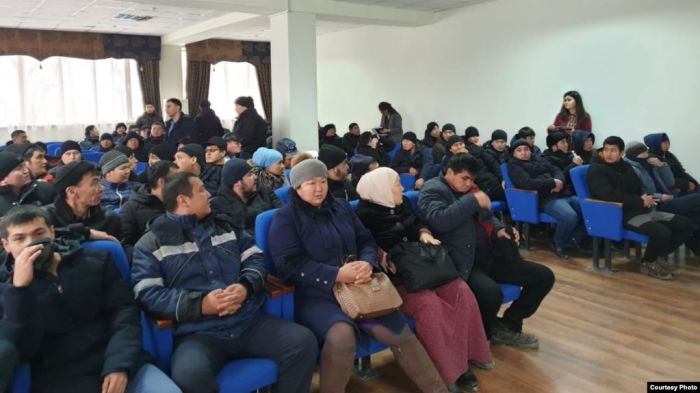 Жаңаөзеннің 200-ге жуық тұрғыны әкімдіктен мұнай кәсіпорындарына жұмысқа орналастыруды талап етті