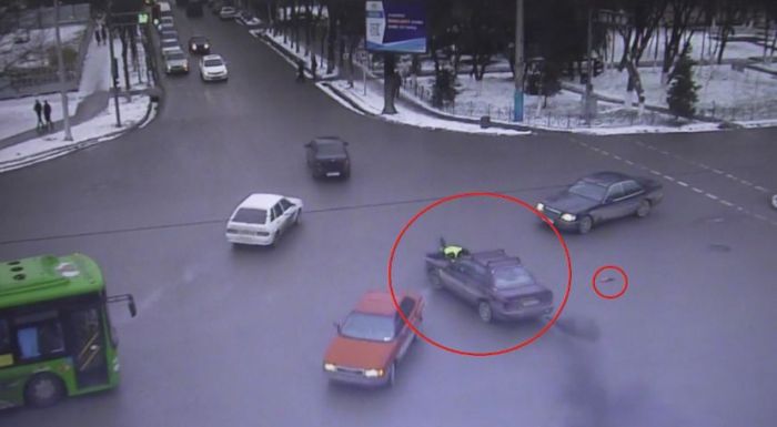 Көлік жүргізушісі полиция қызметкерін қағып кетті