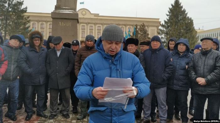 Орал мен Ақтөбеде жүргізушілер көліктерін жеңілдікпен тіркеуді талап етті