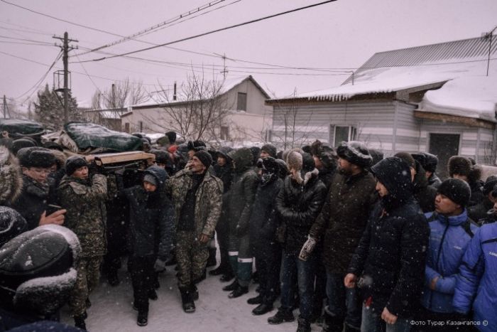 Көп балалы аналар былтыр өрттен қаза болған бес сәбиге арнап ас берді