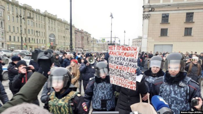 Петербургте Конституцияны өзгертуге қарсы шыққан ондаған адам ұсталды