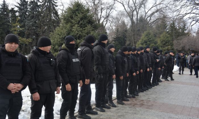 ​Полиция Алматының орталық алаңын жауып, жүргіншілерді ұстауда