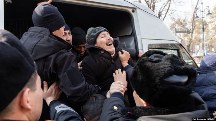 Құқық қорғаушылар: 300-ден астам адам ұсталды, Алматыда кемінде 2 адам жарақаттанды