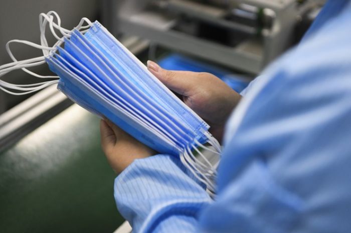 Коронавирус: үкімет дәріханаларда бетперде тапшы екенін жоққа шығармады