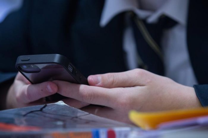 Оқушылардың мектепте смартфон пайдалануына тыйым салынбақ 