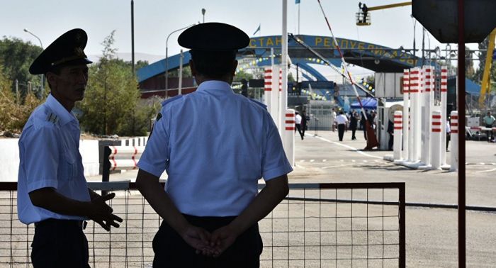 Қазақстан Қырғызстан азаматтарына елге паспортсыз кіруге тыйым салды