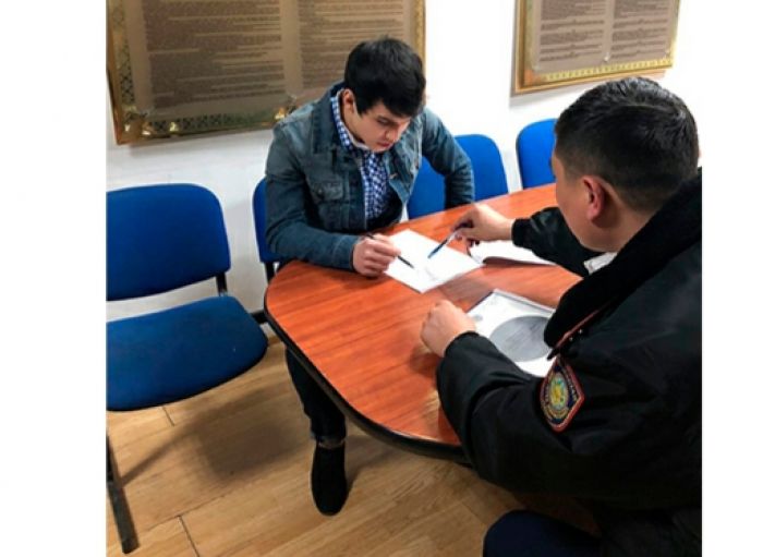 Алматы метросында өтірік жөтеліп жұртты шошытқан пранкер 10 тәулікке қамалды