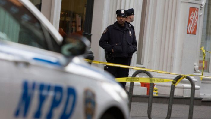 ​Нью-Йоркте атыс кезінде бір адам қаза тауып, 2 полицей жараланды