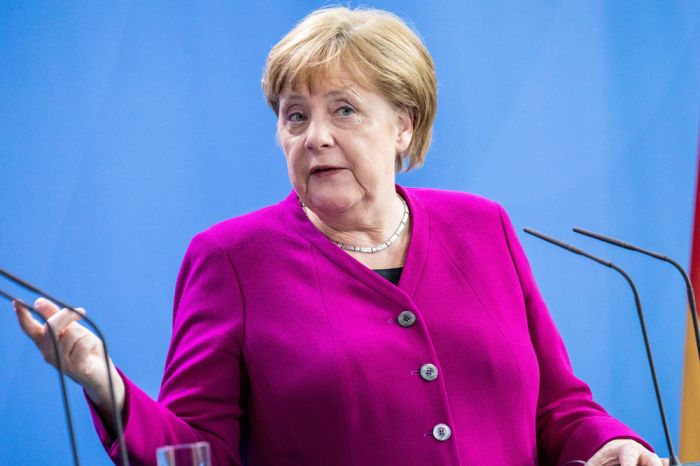 Меркель ФРГ канцлері сайлауына қатыспайтынын мәлімдеді