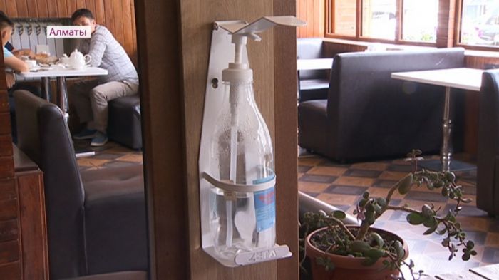 Антисептик орнына су құйып қойған: Алматыда санитарлық талаптарды өрескел бұзған дәмхана анықталды