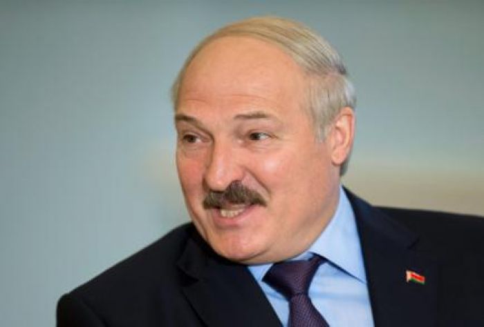 Лукашенко тізерлеп жалынуға дайын