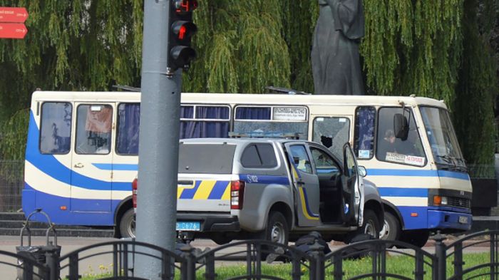 Украинада жолаушыларды кепілге алған террорист Зеленскийге талабын айтты