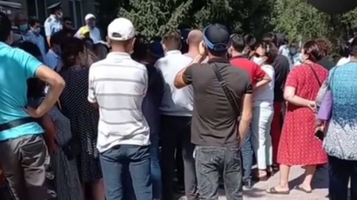 Алматы облысында базар сатушылары әкімдік алдында жиналды