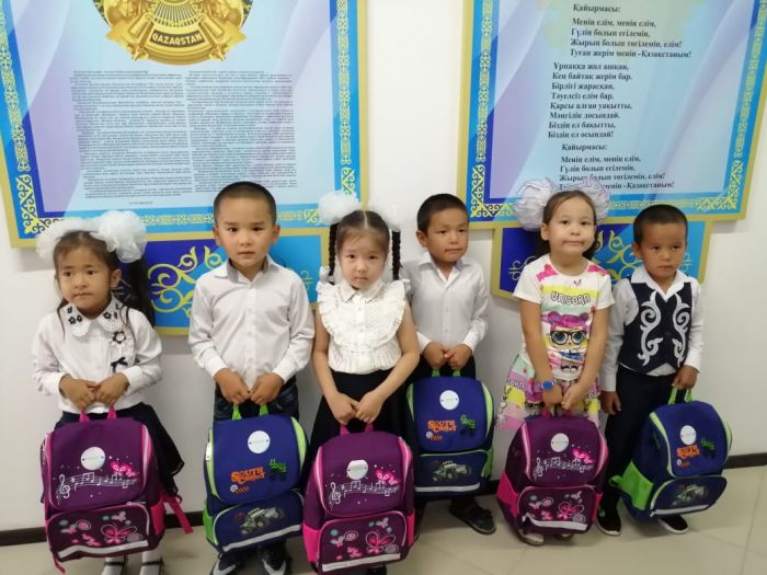 Первоклассники сельских школ Атырауской области получили приятные подарки к 1 сентября