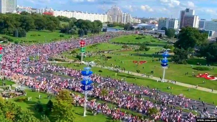 Минскіде оппозиция шеруіне 100 мыңнан астам адам қатысты