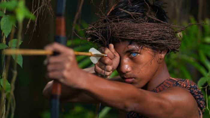 Индонезия джунглиінде көзі көк тайпа тұратыны анықталды