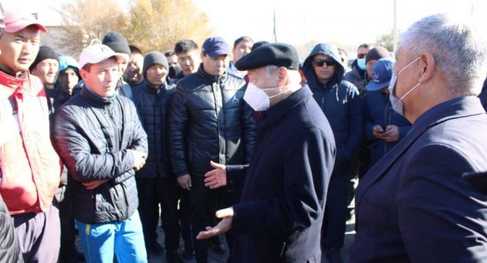 Полиция бөліміндегі адам өлімі: Даниал Ахметов ауыл тұрғындарымен кездесті 