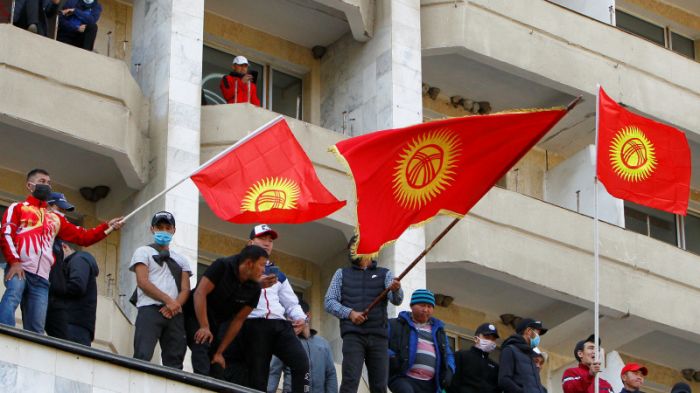 Қырғызстанда президент және парламент сайлауы көктемге шегерілді