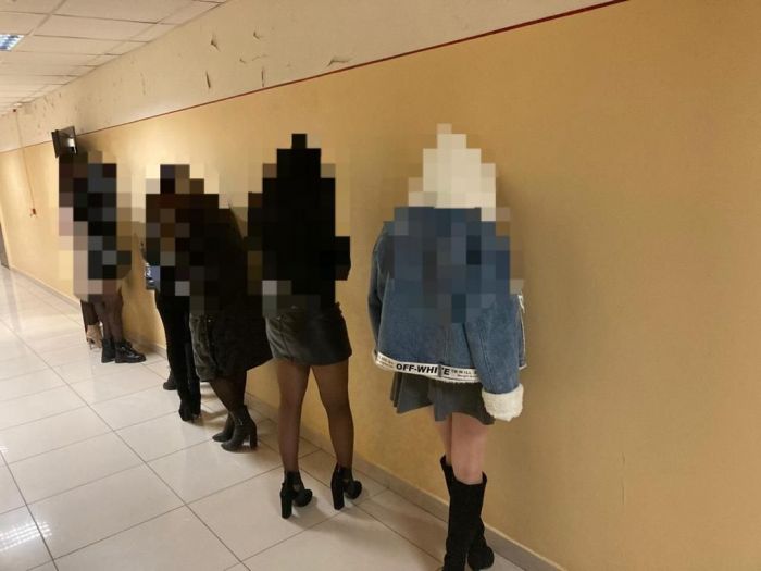 Атырауда полиция 18 жезөкшені ұстады, оның екеуі трансвестит