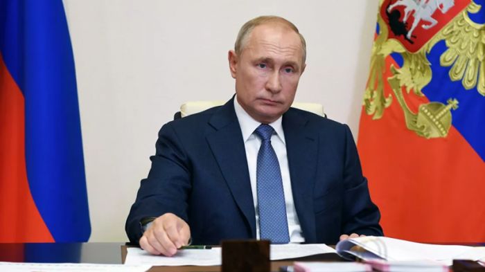 Путин бұрынғы президентке өмір бойы сенатор болуға рұқсат беретін заңға қол қойды
