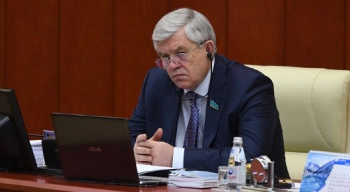 "Ұялмаймын": Депутат Божко парламентте ұйықтамай жұмыс істегенін айтты