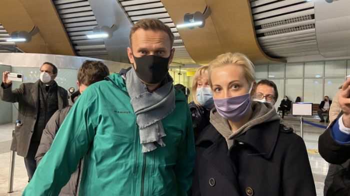 Мәскеуге келген Навальный әуежайда тұтқындалды