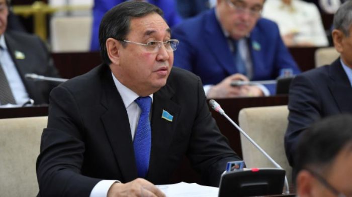 Сенатор Дүйсембаев үкіметтен Атырауға көбірек ақша қалдыруды сұрады