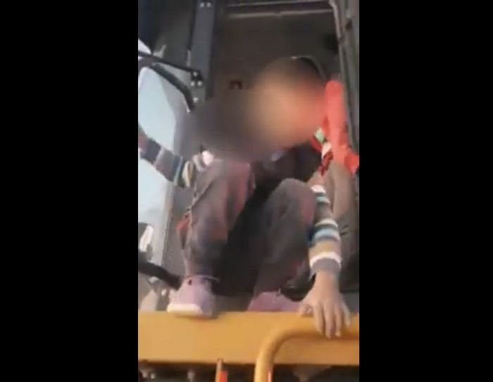 Маңғыстау жолында полиция қызметкерлері арнаулы техникада отырған балаларды тоқтатты