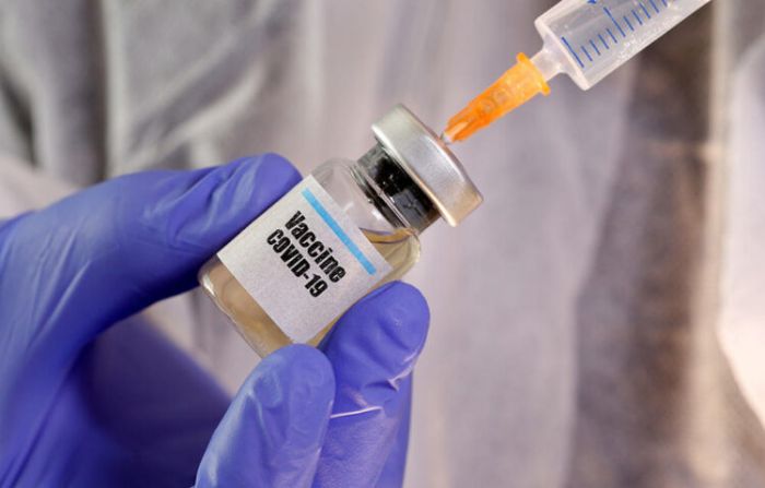 Вирусолог коронавирусқа қарсы вакцинаның кейбір адамдарға көмектеспейтінін түсіндірді