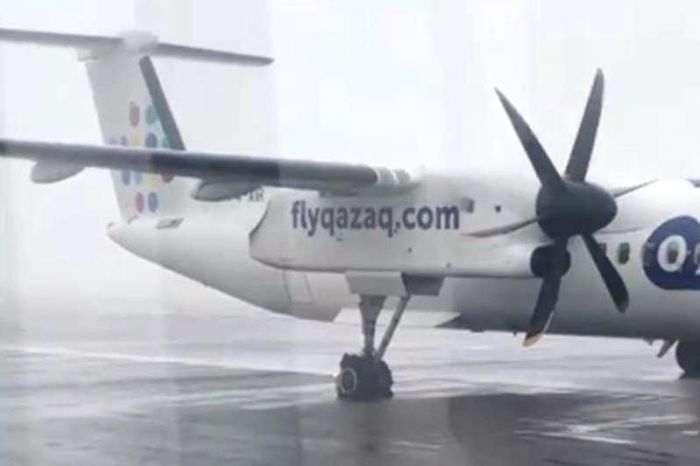 ​Qazaq Air ұшағының ортаңғы шассиінің тысы жарылған