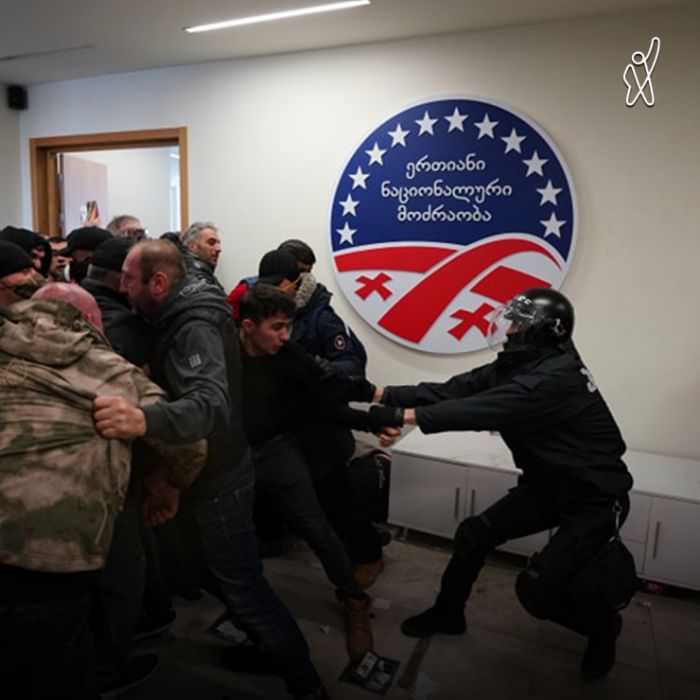 Арнайы жасақ Грузиядағы Саакашвили партиясы басшысының кеңсесіне басып кірді