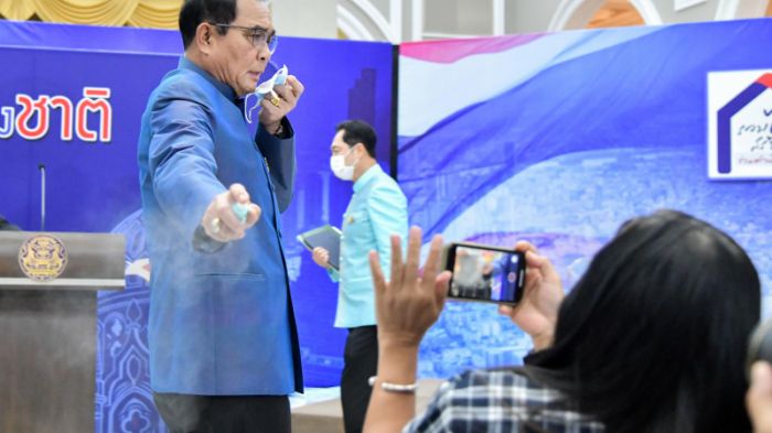 Таиланд премьер-министрі журналистерге антисептик шашты