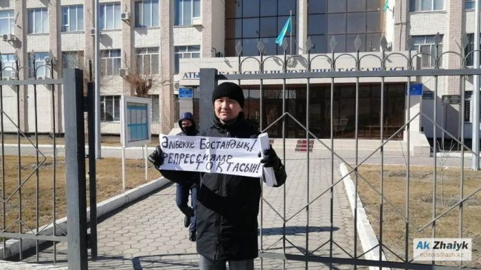 Макс Боқаев Атырау полициясы ғимаратының алдында жеке пикет өткізді