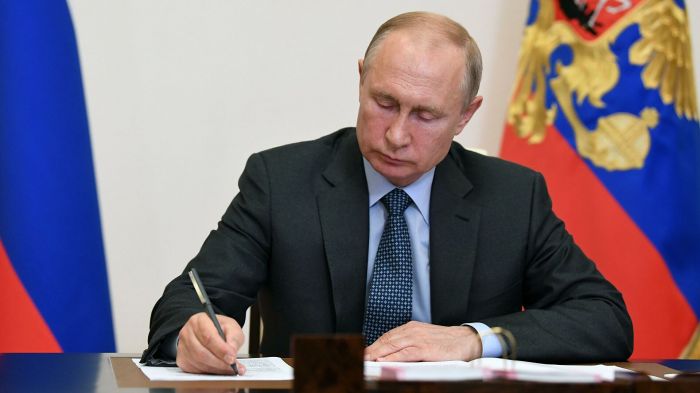 Путин өзінің президенттік мерзімін "нөлден бастайтын" заңға қол қойды