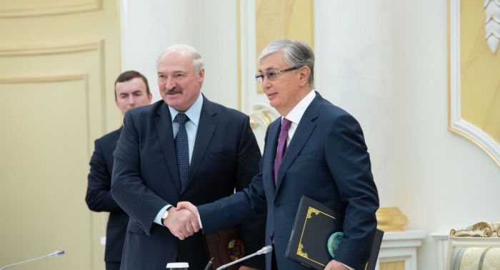 "Қазақстан бұрын қонақжай еді": Тоқаев Лукашенконың шымшыма сөзіне жауап берді