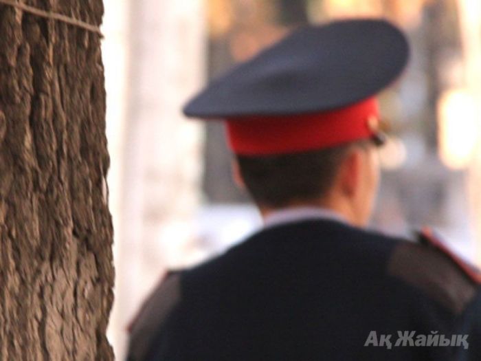 Атырауда азаптау қылмысын жасады деген күдікпен екі полиция қызметкері ұсталды