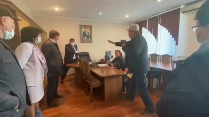 "Менің орныма отыр". Шенеунікке ұсыныс тастағаннан кейін әкімдікте төбелес басталған