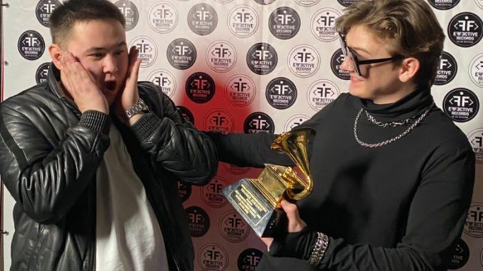 ​Иманбек Лос-Анджелестен жеткізілген Грэмми сыйлығын көрсетті