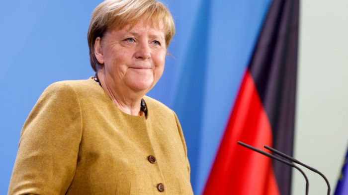 Меркель бұдан былай саясатпен айналыспайтынын растады